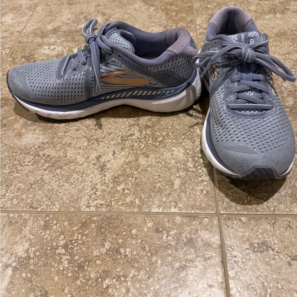 Brooks Adrenaline Women's Running Sneakers in Dusty Blue. Size 6.5